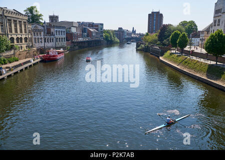 Canoeist sul fiume Ouse, in una giornata di sole in York, nell'Inghilterra del Nord, Regno Unito Foto Stock