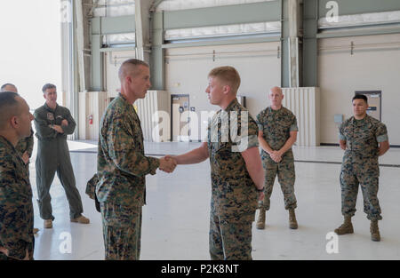 Col. Steven J. bianco (a destra), comandante della XXIII Reggimento Marini, 4° Divisione Marine, riconosce la lancia Cpl. Brayden Hawley, un velivolo ad ala fissa i costruttori di cellule meccanico con antenna Marine Refueler squadrone di trasporto 234, Marine Aircraft Group-41, 4 aeromobili Marina Wing, per lo straordinario impegno e duro lavoro sostenendo lo squadrone per tutto l'anno, durante la formazione integrata esercizio 4-18 in El Centro, California, il 9 giugno 2018. Marine Aircraft Group 41 è soddisfare il combattimento aereo ruolo di elemento di ITX 4-18, fornendo un sostegno essenziale per il combattimento a terra elementi del Marine Air Ground Task Foto Stock