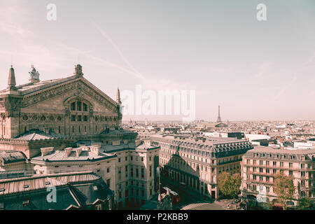 Paesaggio urbano vista su splendidi edifici e Torre Eiffel Foto Stock