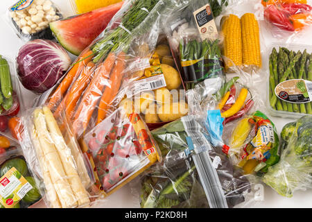 Il cibo fresco, verdure, frutta, ciascuno singolarmente confezionati in plastica tutto il cibo è disponibile nello stesso supermercato anche senza trasporto in plastica Foto Stock