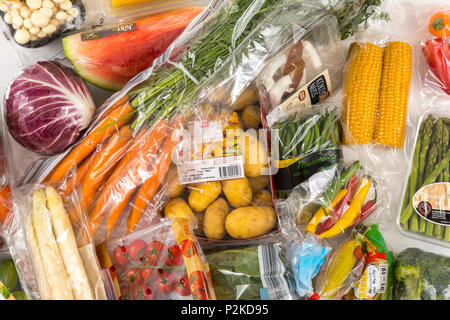 Il cibo fresco, verdure, frutta, ciascuno singolarmente confezionati in plastica tutto il cibo è disponibile nello stesso supermercato anche senza trasporto in plastica Foto Stock