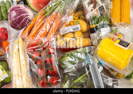 Il cibo fresco, verdure, frutta, ciascuno singolarmente confezionati in plastica tutto il cibo è disponibile nello stesso supermercato anche senza trasporto in plastica Foto Stock