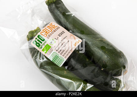 Il cibo fresco, cibo organico, verdura biologica , ciascuno singolarmente confezionati in plastica tutto il cibo è disponibile nello stesso supermercato anche senza Foto Stock