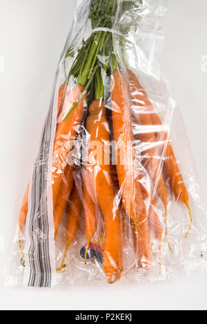 Il cibo fresco, verdure , ciascuno singolarmente confezionati in plastica tutto il cibo è disponibile nello stesso supermercato anche senza imballaggio plastico, auto Foto Stock
