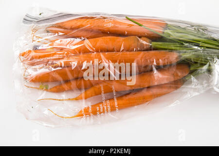 Il cibo fresco, verdure , ciascuno singolarmente confezionati in plastica tutto il cibo è disponibile nello stesso supermercato anche senza imballaggio plastico, auto Foto Stock