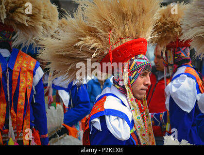 I giovani indigeni Quechua uomo in abbigliamento tradizionale con le piume in una sfilata di Inti Raymi Sun Festival in Cusco, Perù, Sud America. Foto Stock