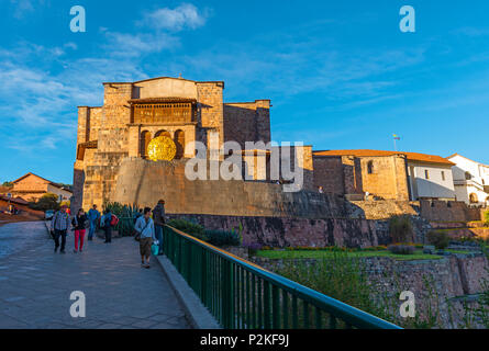 Il tempio del sole , o Qorikancha in Santo Domingo convento al tramonto, il disco solare posizionato per il programma Inti Raymi Sun Festival celebrazioni, Cusco, Perù. Foto Stock