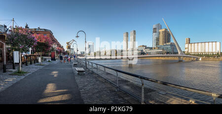 Vista panoramica di Puerto Madero e Womens ponte (Puente de la Mujer) - Buenos Aires, Argentina Foto Stock