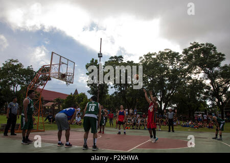 CAGAYAN VALLEY, Filippine - STATI UNITI Marines con III Marine forza expeditionary partecipare ad un gioco di pallacanestro con locale filippini dal Comune di Lal-lo come parte dell'Umanitaria assistenza civica progetto durante la Philippine Sbarco esercizio 33 (PHIBLEX) in Cagayan Valley, Filippine, 1 ottobre, 2016. PHIBLEX è un annuale U.S.-militari filippini esercizio bilaterale che combina capacità anfibie e live-formazione antincendio con umanitario assistenza civica gli sforzi volti a rafforzare l'interoperabilità e i rapporti di lavoro. (U.S. Marine Corps photo by MCIPAC Combattere la fotocamera C Foto Stock