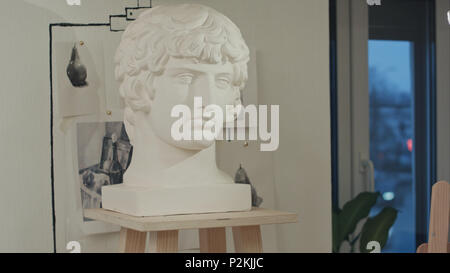 In gesso bianco busto scultura ritratto di un giovane uomo in art studio Foto Stock