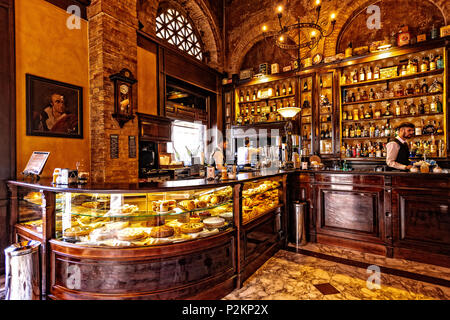 Italia Sardegna Cagliari quartiere di Stampace caffè Svizzero fine '800 Largo Carlo Felice ang.Via Crispi Foto Stock