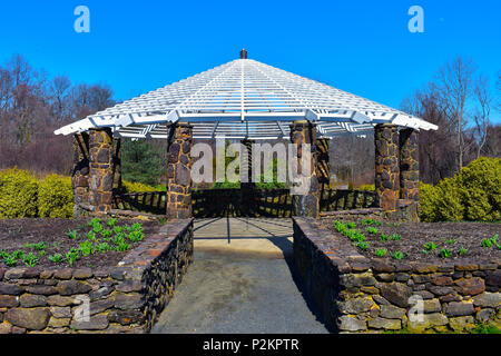 Vista ravvicinata del gazebo a tagli profondi giardini a Middletown, NJ, in primavera Foto Stock