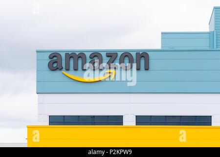 15 Giugno 2018 - segno di Amazon e il logo sulla loro Warrington adempimento Center building il giorno della loro apertura ufficiale Foto Stock