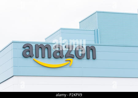 15 Giugno 2018 - segno di Amazon e il logo sulla loro Warrington adempimento Center building il giorno della loro apertura ufficiale Foto Stock