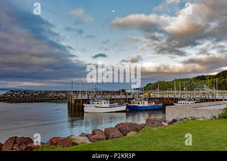Alma lobster barche con la luna overhead. La mattina presto in Alma, New Brunswick, Canada. Foto Stock