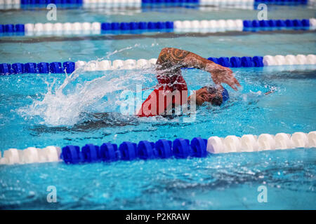 Ex Royal Marine Commando Joe Townsend che ha vinto il Commonwealth oro in uomini della para-triathlon. Foto Stock