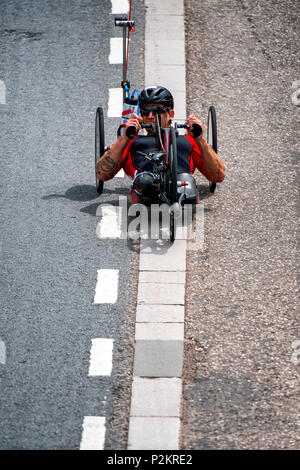 Ex Royal Marine Commando Joe Townsend che ha vinto il Commonwealth oro in uomini della para-triathlon. Foto Stock