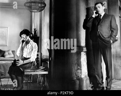 Pellicola originale titolo: DUE PER L'altalena. Titolo inglese: due per l'altalena. Regista: ROBERT WISE. Anno: 1962. Stelle: Robert Mitchum; SHIRLEY MACLAINE. Credito: United Artists / Album Foto Stock