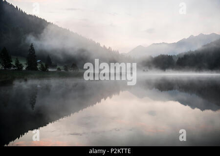 Alba sul lago Geroldsee, Wagenbruechsee, Kruen, vicino a Garmisch-Partenkirchen, Alta Baviera, Baviera, Germania Foto Stock