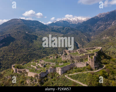 Vista aerea di Villehardouin del castello e la città abbandonate di Mistra nella penisola del Peloponneso, della Grecia del sud Foto Stock