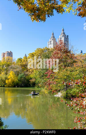 Matura in una barca a remi sul lago, autunno con alberi colorati, skyline, Central Park, Manhattan, New York City, Stati Uniti d'America, America Foto Stock