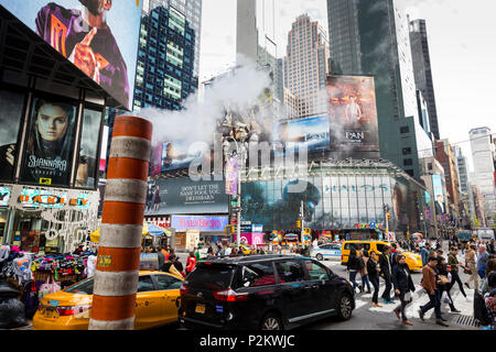 Times Square con tubo di vapore, yellow cab, traffico e turisti, Manhattan, New York City, Stati Uniti d'America, America Foto Stock