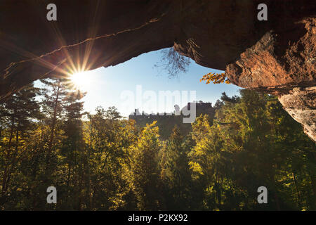 Vista da Buettelfels rock al rock Laemmerfels, vicino Dahn, Dahner Felsenland, Foresta del Palatinato natura park, Rhineland-Palatinat Foto Stock