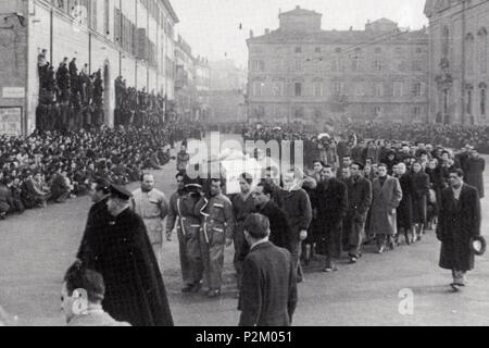 Italiano: funerali delle vittime dell'eccidio, delle fonderie Riunite di Modena . 11 gennaio 1950. 31 sconosciuto funerali delle vittime dell'eccidio, delle fonderie Riunite di Modena 01 Foto stock - Alamy
