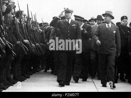 . Italiano: Galeazzo Ciano e Benito Mussolini passano in rassegna onu reparto militare al rientro in Italia di Ciano dall'Africa Orientale Italiana - Brindisi, 17 maggio 1936 Inglese: Galeazzo Ciano e Benito Mussolini truppe di ispezione restituito dall Africa Orientale Italiana - Brindisi, 17 maggio 1936 . 17 maggio 1936. 32 sconosciuto Galeazzo Ciano-Pd-italia-473 Foto Stock