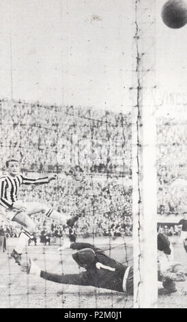 . Italiano: Il calciatore italiano Giampiero Boniperti realizza gol dell ONU per la Juventus allo stadio Comunale di Torino. Tra il 1946 e il 1957. 33 sconosciuto Giampiero Boniperti il punteggio per la Juventus FC (1940s-50s) Foto Stock