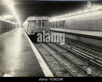 . Italiano: Stazione di Amendola Fiera della metropolitana di Milano duranti il periodo di preesercizio. Tra il 1962 e il 1964. Metropolitana Milanese (?) 56 Milano, MM fermate Amendola-Fiera 14 Foto Stock