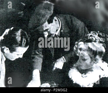 . Italiano: Dino De Laurentiis, Mario Soldati ed Isa Miranda sul set di Malombra (Soldati, 1942) . Il 16 novembre 2014. Lux Film 51 Malombra-ddlaur+soldati+mir Foto Stock