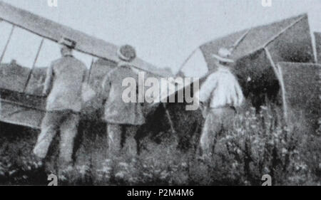 . Inglese: il relitto di Gianni Caproni di Caproni Ca.1 biplano sperimentale dopo il crash che ha terminato il suo primo volo. Aeroporto di Malpensa a Varese, 27 maggio 1910. Italiano: il relitto del biplano sperimentale Caproni Ca.1 di Gianni Caproni dopo il duro atterraggio che pone fine al suo primo volo. Aeroporto di Malpensa a Varese, 27 maggio 1910. 27 maggio 1910. 14 sconosciuto Caproni Ca.1 primi crash, 1910 Foto Stock