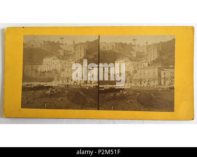 . Italiano: Napoli, Mergellina. Veduta dell'area oggi occupata da Piazza Sannazzaro (prima della colmata), con rampe e chiesa di Sant'Antonio a Posillipo. Stereofotografia. Autore sconosciuto. Nel 1860 circa. 55 sconosciuto a Mergellina, odierna piazza Sannazzaro (stereocard) Foto Stock