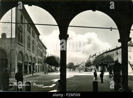 . Italiano: La piazza costituente di Mirandola, vista da sotto il portico della loggia dei Pico (palazzo municipale) negli anni 1950 . 1950. 57 sconosciuto Mirandola - Piazza Foto Stock
