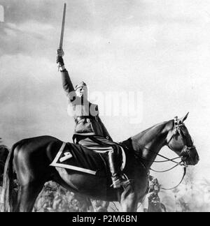 . Italiano: Benito Mussolini alle porte di Tripoli (Libia) innalza la 'spada dell'Islam' la cui elsa è in oro massiccio, e si proclama "protettore dell'Islam", prima di entrare in città alla testa di 2600 cavalieri . Il 20 marzo 1937. Unknown 59 Mussolini spada islam Foto Stock