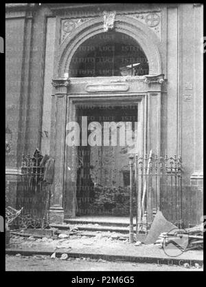 . Italiano: Napoli, la chiesa di Santa Maria di Monserrato colpita dai bombardamenti alleati. Autore della foto sconosciuto. 1941. Unknown 59 Napoli 1941, Santa Maria di Monserrato 1 Foto Stock