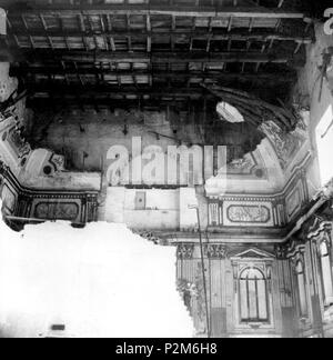 . Italiano: Napoli 1943 - Il Teatrino di corte del Palazzo Reale, danneggiato dai bombardamenti alleati. Autore della foto sconosciuto. 1943. Unknown 59 Napoli 1943, Palazzo Reale 3 Foto Stock