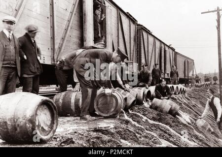 Una vista della polizia locale il dumping illegale booze (barili di birra) fuori da un treno in Scranton, Pennsylvania durante il divieto di anni di 1920 al 1933. Il documento Wilkes Barre, Scranton regione nord-orientale della Pa. era il centro dell'Antracite Carbone industria mineraria degli Stati Uniti durante la rivoluzione industriale e un letto caldo di attività mob durante il proibizionismo.Scranton era un mozzo di liquore illegale il trasporto durante il proibizionismo.In termini di bootlegging,Scranton era pieno di attività.Il centro cittadino di Scranton area aveva 147 speakeasies.per non parlare del fatto che i treni erano importanti per il trasporto di alcool. Foto Stock