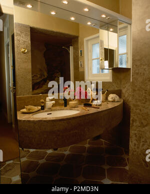 Illuminazione a incasso e specchio sopra il marmo vanity con sotto-bacino impostato nella stanza da bagno Foto Stock