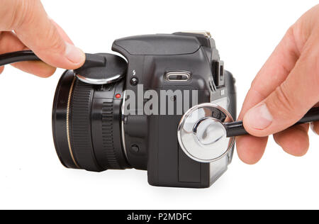 Fotocamera Riparazione con stetoscopio. Servizio di attrezzature fotografiche. Foto Stock