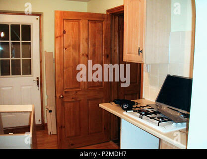 Nuovo piano di cottura a gas in cucina prima del rinnovamento Foto Stock