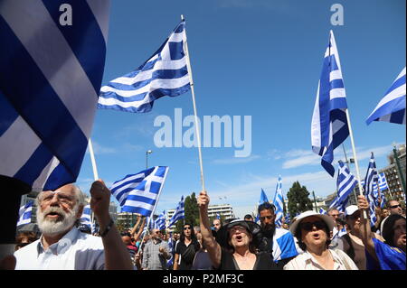 Atene, Grecia. Il 15 giugno, 2018. Patrioti greco dimostrare in Piazza Syntagma contro il recente accordo tra il govermentd della Grecia e della ex Repubblica iugoslava di Macedonia circa il Macedonia Naming controversia. Credito: George Panagakis/Pacific Press/Alamy Live News Foto Stock