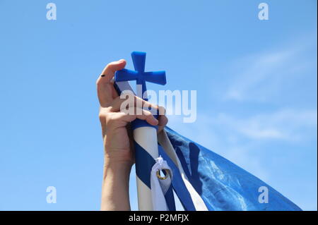 Atene, Grecia. Il 15 giugno, 2018. Patrioti greco dimostrare in Piazza Syntagma contro il recente accordo tra il govermentd della Grecia e della ex Repubblica iugoslava di Macedonia circa il Macedonia Naming controversia. Credito: George Panagakis/Pacific Press/Alamy Live News Foto Stock