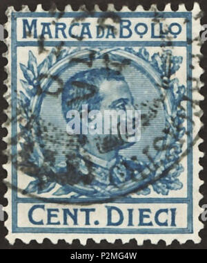 . Timbro del Regno d'Italia; 1905; bollino (italiano: 'Marco da bollo') del problema 'Il Re Vittorio Emanuele III in cerchio con vista a destra' (1905-1920); incorniciato il disegno di un'effigie del re Vittorio Emanuele III di Italia con vista a destra in un cerchio ornate con disegno floreale; valore nominale scritto in lettere (non in numeri); timbro timbro postale timbro: Unificato MB 35 Colore: Light azure a filigrana blu: Italia n. 1 (crown) Valore nominale: 10 Cent. (Centesimi) ('Dieci"' = dieci) affrancatura validità: dal 1905 fino al 18 luglio 1946 Timbro dimensioni immagine (area stampata): 18,0 x 22,0 mm . 1905 (f Foto Stock