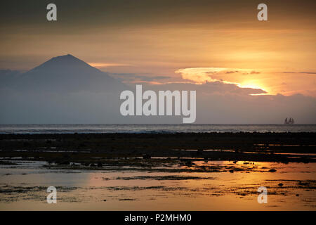 Tramonto, Vista di Bali e del vulcano Agung e Batur, Gili Trawangan, Lombok, Indonesia Foto Stock