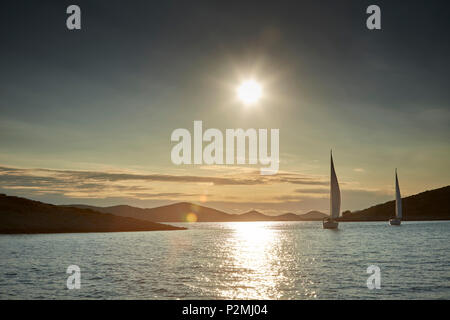 Barche a vela, barche a vela, Isole di Kornati, Mare Adriatico, Croazia Foto Stock