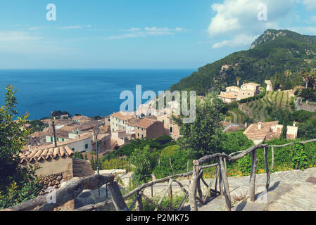 2018, 12 maggio, Banyalbufar, Maiorca, Spagna. Banyalbufar è un piccolo villaggio costiero nella Serra de Tramuntana montagne situato tra Andratx e Vallde Foto Stock