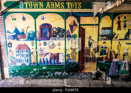 Pittura murale di Bodmin Centro città dei giocattoli di armi Foto Stock