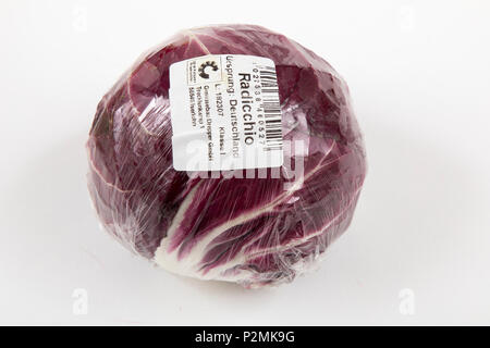 Il cibo fresco, verdure ciascuno singolarmente confezionati in plastica tutto il cibo è disponibile nello stesso supermercato anche senza imballaggio plastico, radi Foto Stock